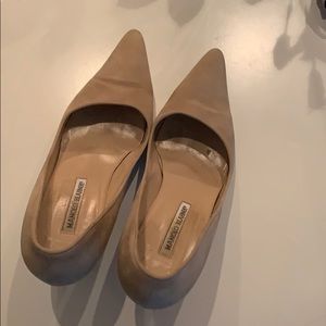 Light tan sued pumps